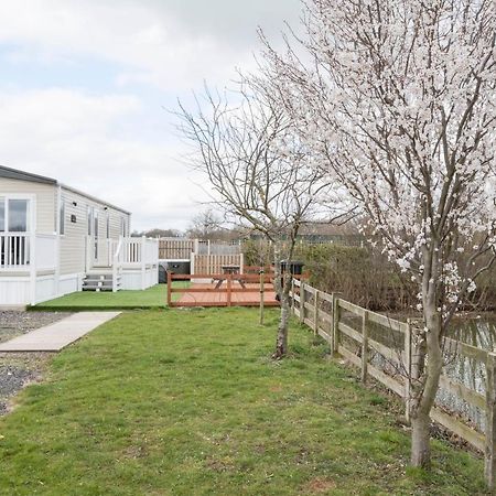 Hallcroft Fishery And Holiday Park Ретфорд Экстерьер фото