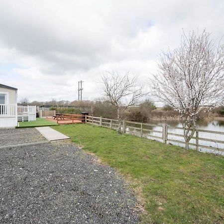 Hallcroft Fishery And Holiday Park Ретфорд Экстерьер фото