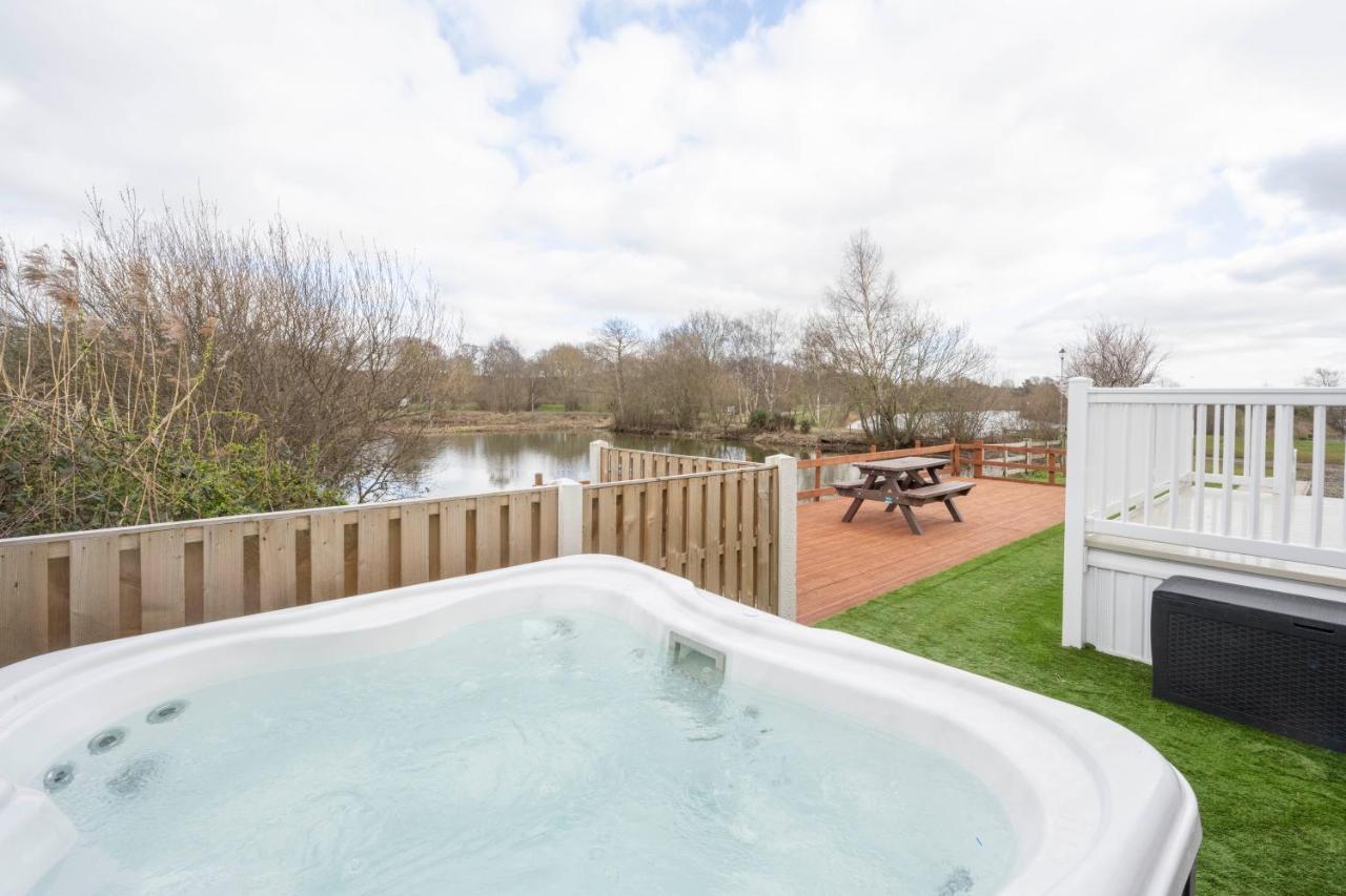Hallcroft Fishery And Holiday Park Ретфорд Экстерьер фото