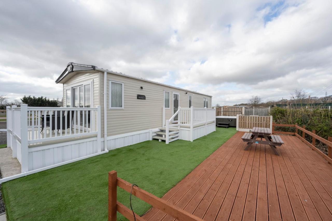 Hallcroft Fishery And Holiday Park Ретфорд Экстерьер фото