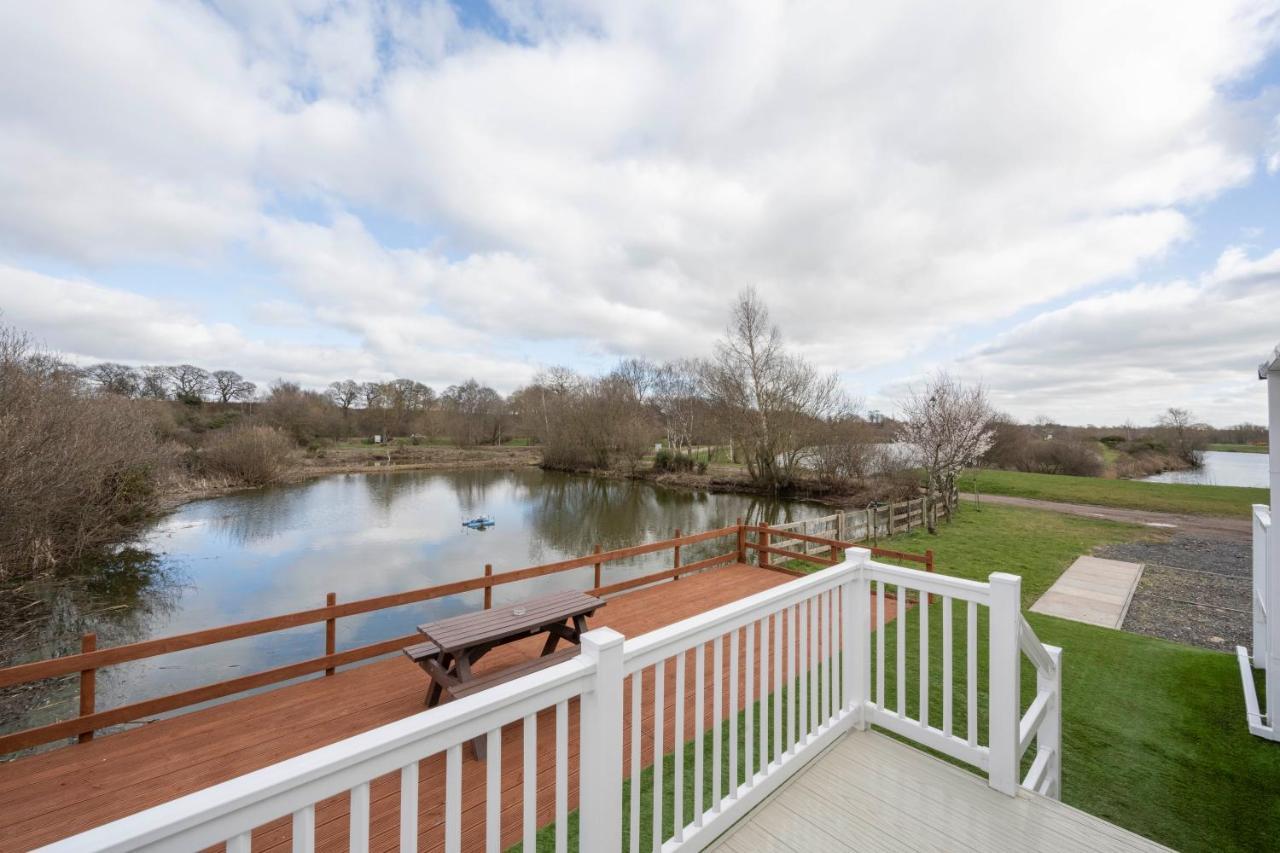 Hallcroft Fishery And Holiday Park Ретфорд Экстерьер фото