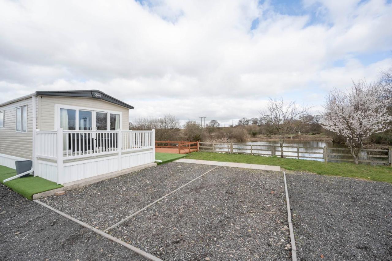 Hallcroft Fishery And Holiday Park Ретфорд Экстерьер фото