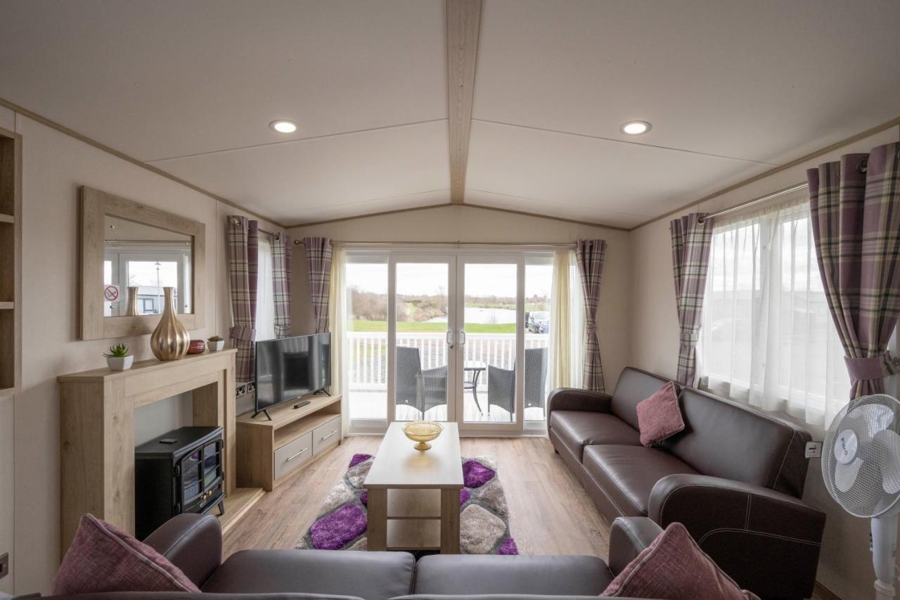 Hallcroft Fishery And Holiday Park Ретфорд Экстерьер фото