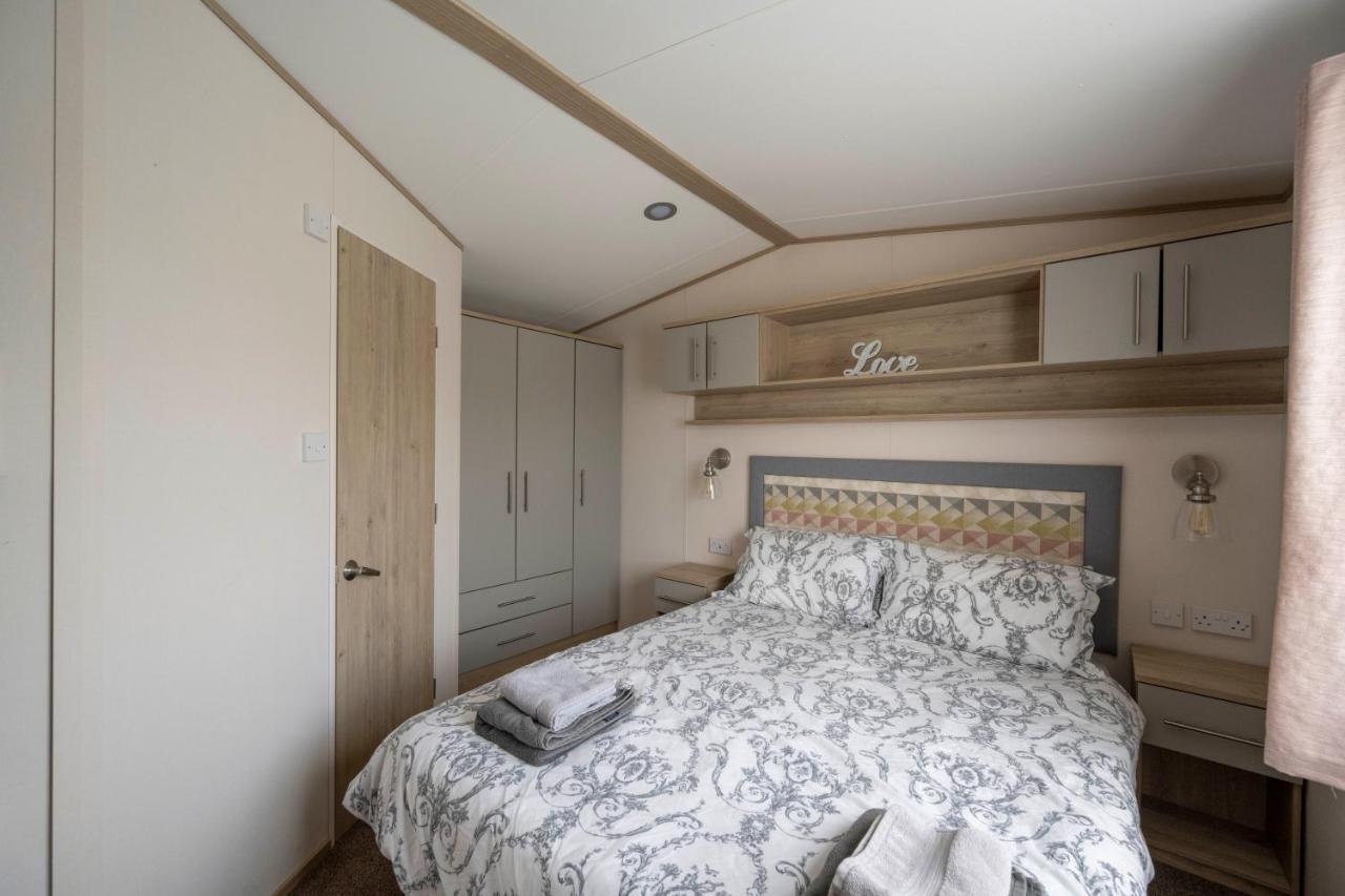 Hallcroft Fishery And Holiday Park Ретфорд Экстерьер фото