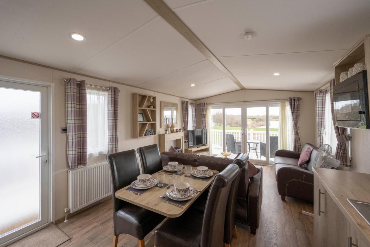 Hallcroft Fishery And Holiday Park Ретфорд Экстерьер фото